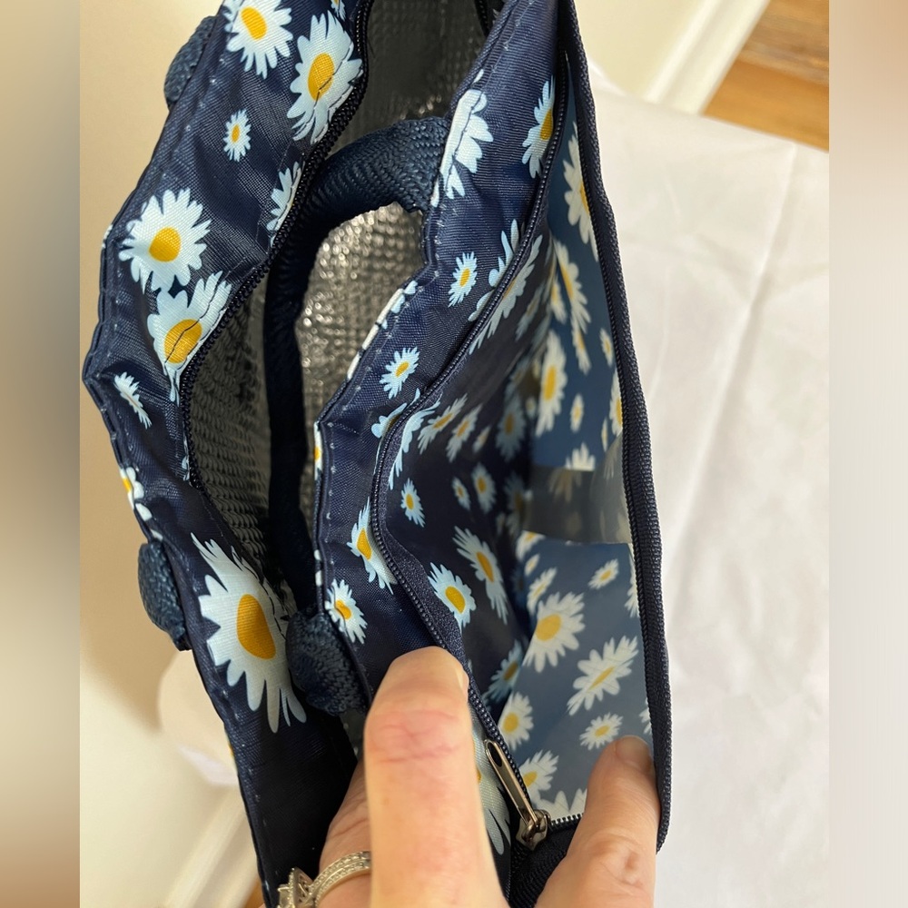 Lunch bag- insulated, NIB, navy with daisy print, open interior, keep foods cold - Picture 9 of 9